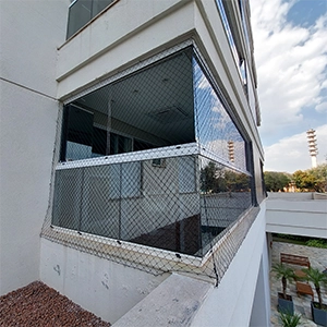 varanda vista de fora, com rede de proteção e vidro