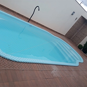 piscina coberta com rede de proteção
