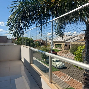 terraço com rede de proteção, em condomínio de casas