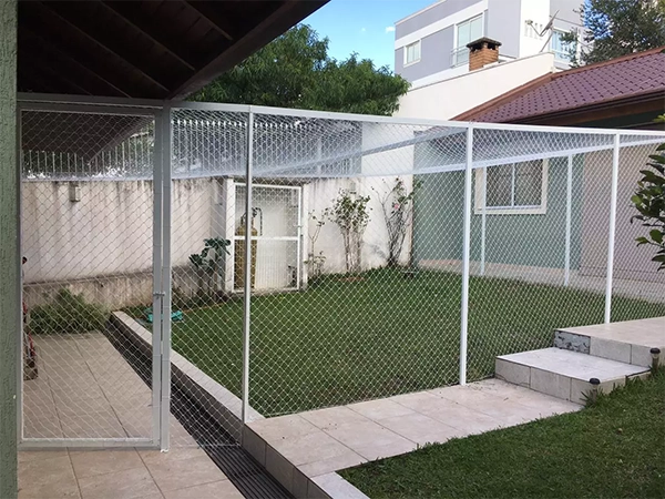 gatil em jardim, com estrutura de alumínio e rede de proteção