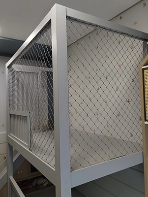 cama infantil cercada por rede de proteção